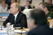 В.Путин наблюдает за ходом тренировки (фото пресс-службы Президента России)